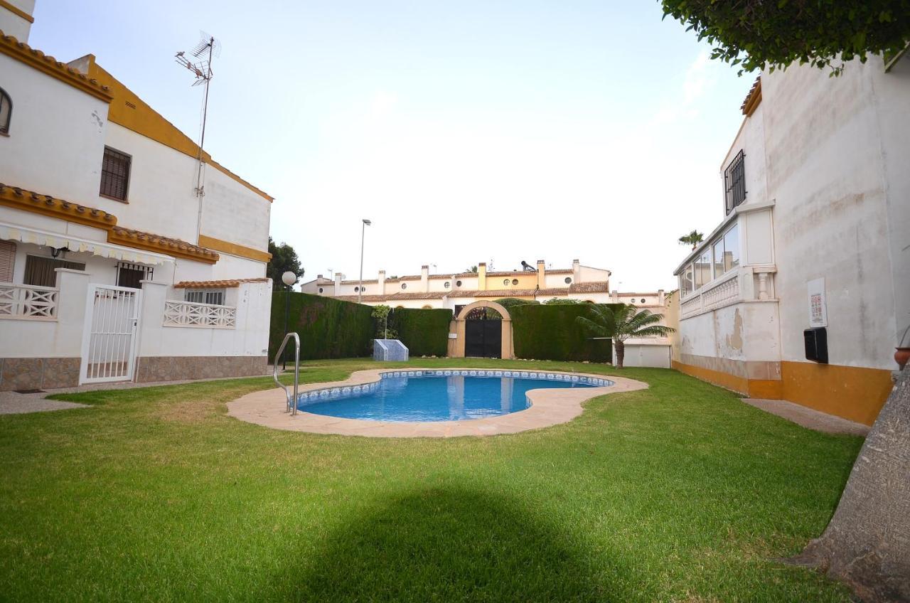 Agradable Adosado Con Piscina, Duchas Hidromasaje Villa Torrevieja Exterior photo